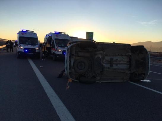 Niğde'de hafif ticari araç devrildi: 10 yaralı