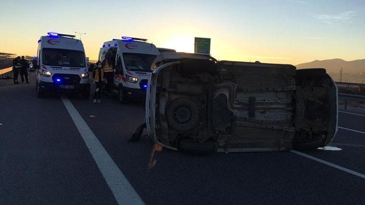 Niğde'de hafif ticari araç devrildi: 10 yaralı