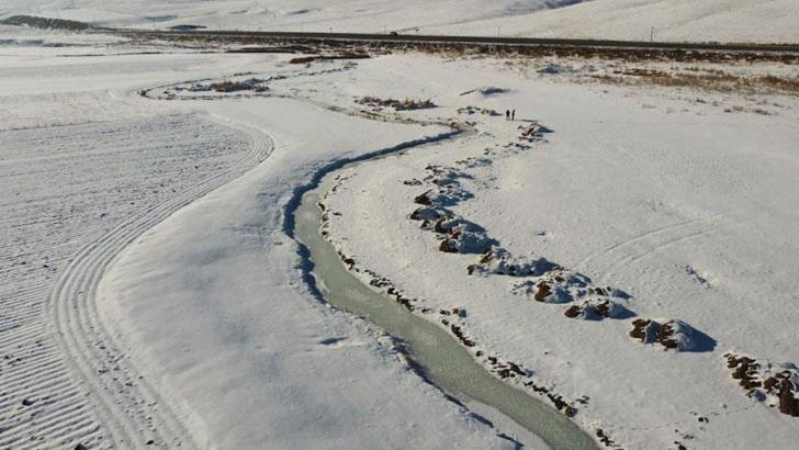 Van'da akarsuların yüzeyi dondu