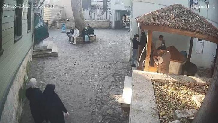 Camide abdest alırken 9 bin doları çalındı