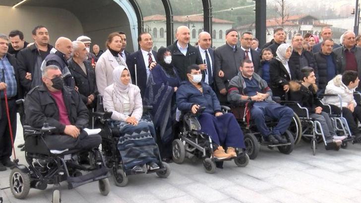 Ulaştırma Bakanı Karaismailoğlu engellilerle Kağıthane metrosunu gezdi