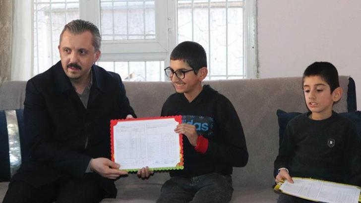 Evde eğitim gören cam kemik hastası kardeşlerin karne sevinci