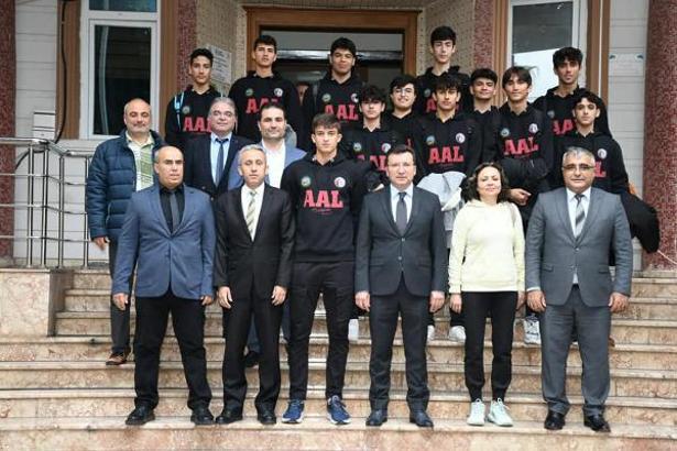 Kaymakam Şahin, şampiyon Atatürk Anadolu Lisesi'ni kutladı