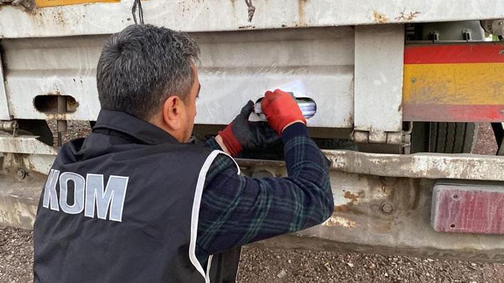 Mısır yüklü TIR’da 5 milyon liralık kaçak cep telefonu ele geçirildi