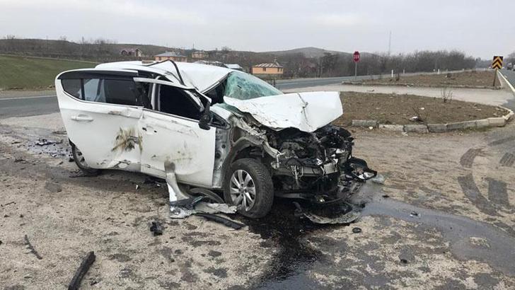 Elazığ'da, kamyonla çarpışan otomobildeki Albay ve eşi yaralandı