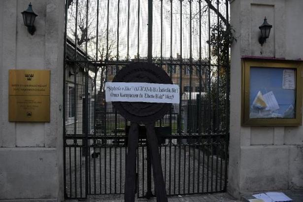 TÜGVA Gençlik Kolları üyeleri Kur’an-ı Kerim yakılmasını protesto etti