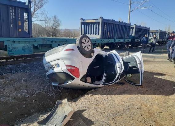 Otomobil hareket halindeki trenle çarpıştı: 3 yaralı