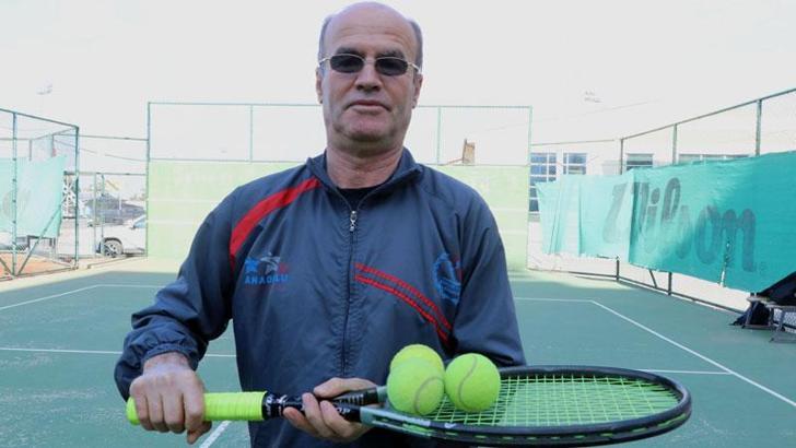 Yıllardır bakımını yaptığı kortlarda şimdi raket sallıyor