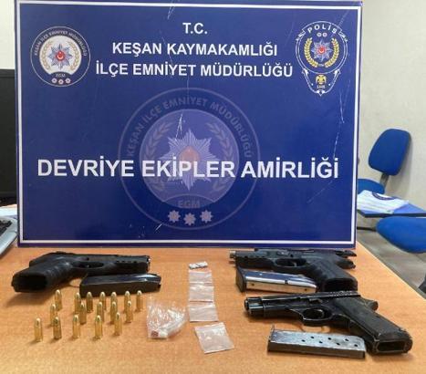 Park halinde olan araçtaki şüphelilerde silah ve uyuşturucu ele geçirildi