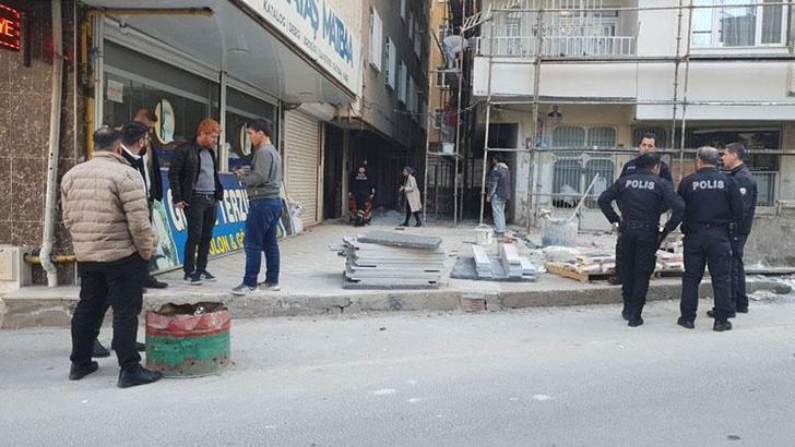 Kumar borcu yüzünden tartıştığı eşini çocuklarının gözü önünde bıçakladı