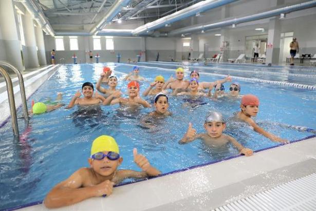 Yüreğir'de 4 mevsim yüzme keyfi