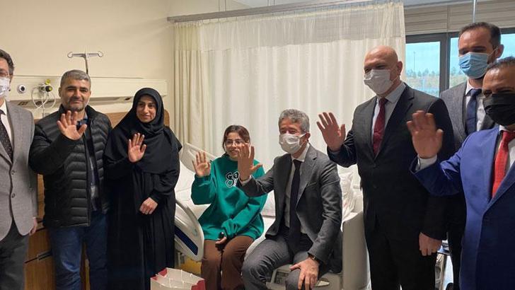 İstanbul İl Milli Eğitim Müdürü Levent Yazıcı lise öğrencisi Yüsranur'u hastanede ziyaret etti