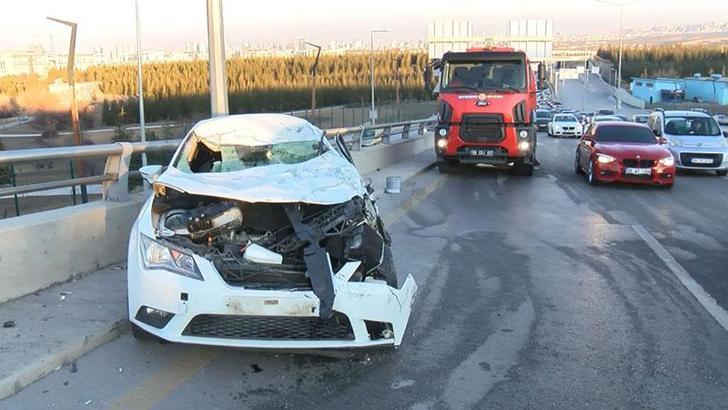 Ankara'da kontrolden çıkan otomobil, karşı yola uçtu: 3 yaralı
