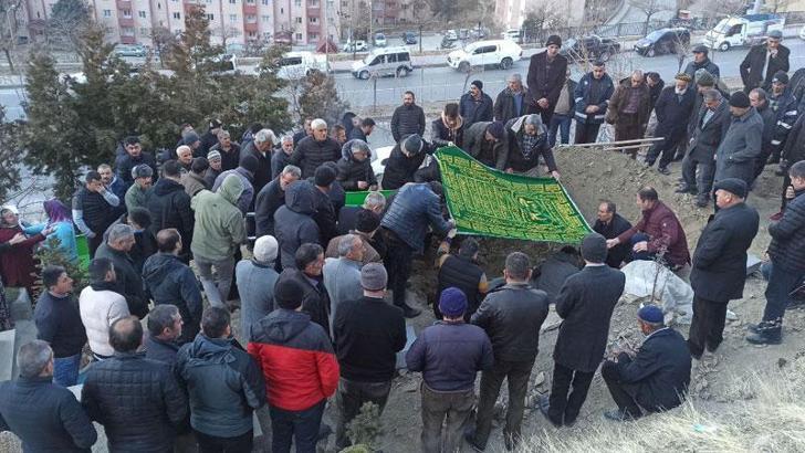 Evde boğazı kesik cesedi bulunan kadın toprağa verildi