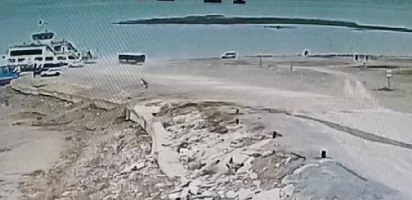 Malatya'da halk otobüsü, baraj gölüne devrildi: 4 yaralı (2)