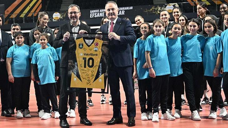Bakan Kasapoğlu ile Guidetti, Kars'tan gelen kız voleybolcularla buluştu