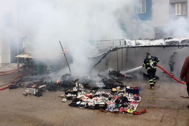 Edirne'de 3 seyyar tezgah yandı; 1'i yavru 2 köpek kurtarıldı