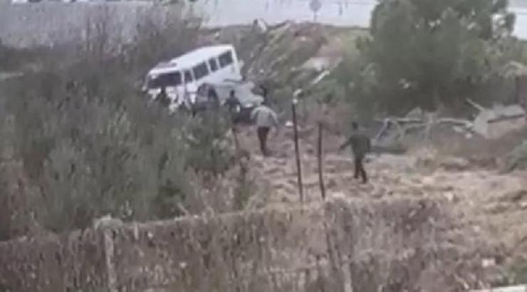 Kavşakta minibüsle otomobil çarpıştı; 7 kişinin yaralandığı kaza kamerada