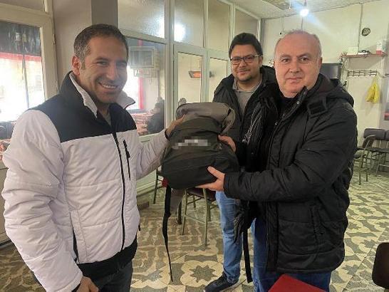 Kahvehanede unutulan para dolu çanta sahibine ulaştırıldı