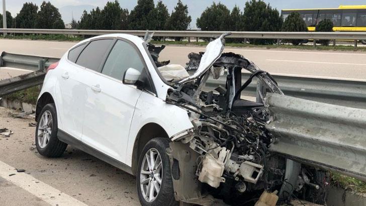 Bursa'da refüje çarpan otomobile bariyer saplandı; sürücü öldü