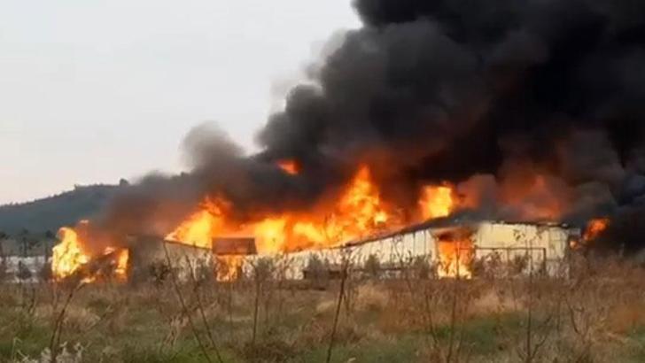 Mersin'de mobilya deposu, alev alev yandı