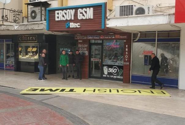 Fırtınada uçan tabelanın üzerine düştüğü Yiğit yaralandı