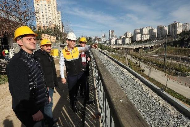 Başakşehir Belediye Başkanı Kartoğlu, gençlerle gençlik merkezini ziyaret etti
