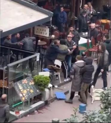 Beyoğlu'nda kafede baltalı saldırgan paniği