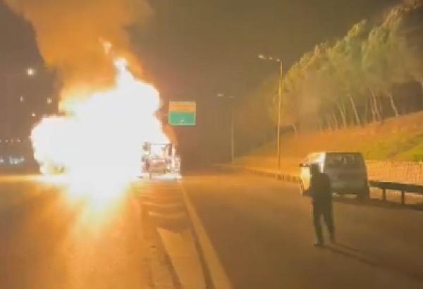 Sultangazi TEM Otoyolu'nda İETT otobüsü alev alev yandı