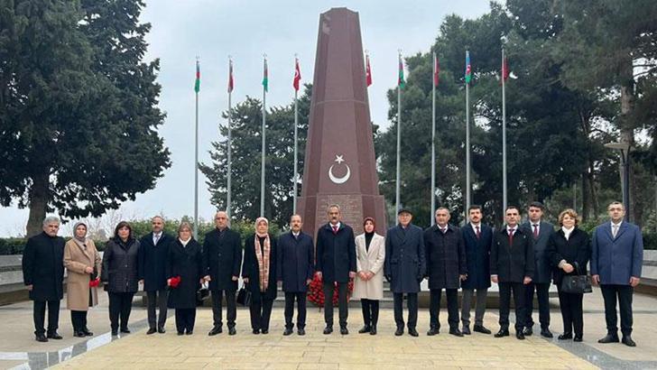 Bakan Özer, Azerbaycan’da Türk Şehitliği’ni ziyaret etti