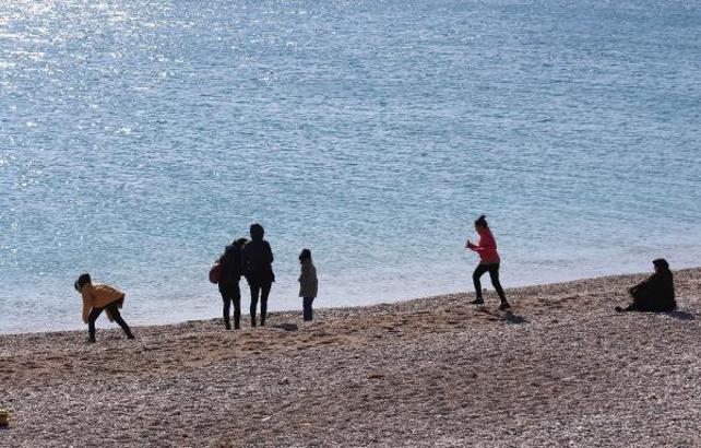 Antalya'da deniz suyu sıcaklığı 18 derece; turistler yüzdü