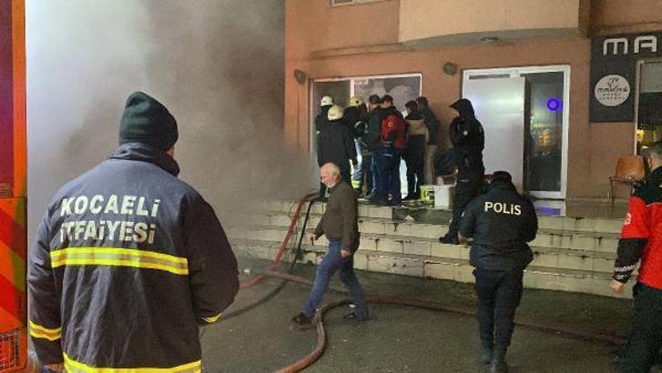 Depodaki marketin ürünleri yandı