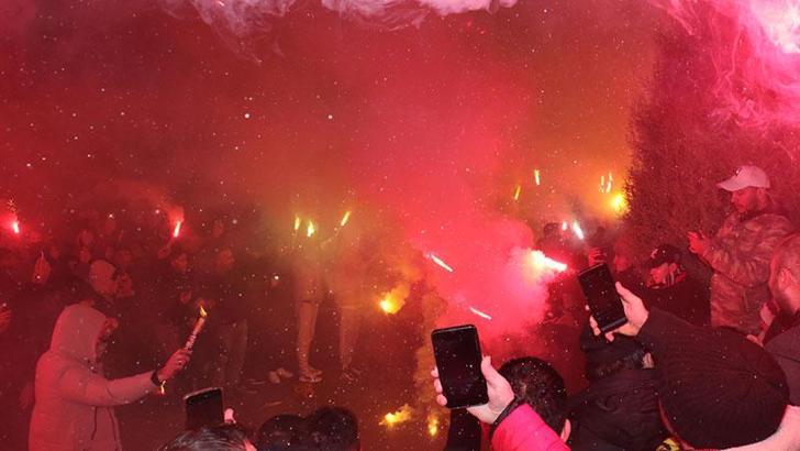 Eskişehirspor’da transfer yasağının kaldırılmasına meşaleli kutlama