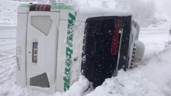 Bingöl'de yolcu otobüsü devrildi; 12 yaralı