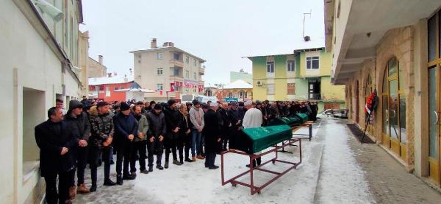 Kazada ölen 3 kişi, minibüs çarpan akrabalarının cenazesine gidiyormuş (2)