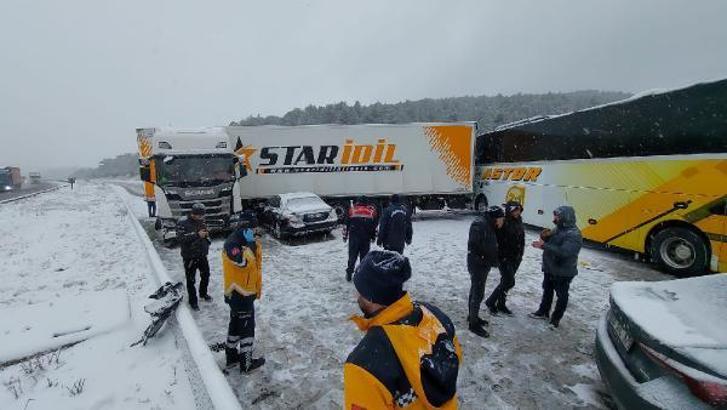 Bolu'da zincirleme kaza; 5 yaralı, İstanbul yönü kapandı