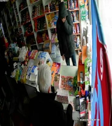 Sultangazi'de kredi kartlarını çalan şüpheliyi market market aradı