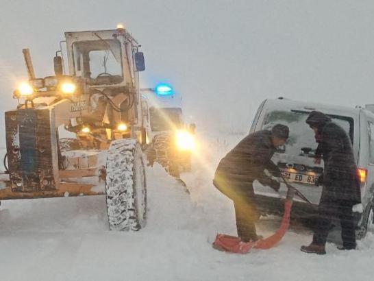 Van'da 347 yerleşim yerine ulaşım yok; Bahçesaray yolu kapatıldı (2)