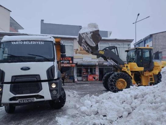 Varto'dan günde 1200 ton kar, ilçe dışına taşınıyor