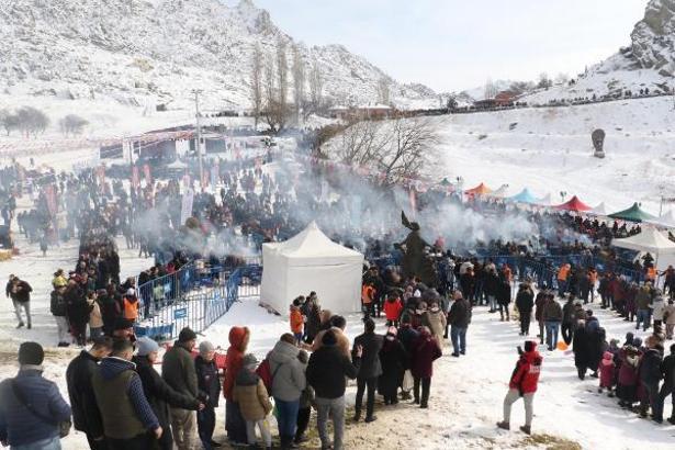 Sivrihisar Sucuk Festivali'nde 3 bin yumurta ve 450 kilo sucukla sucuklu yumurta pişirildi