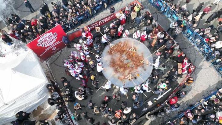 Sivrihisar Sucuk Festivali'nde 3 bin yumurta ve 450 kilo sucukla sucuklu yumurta pişirildi / Ek foto