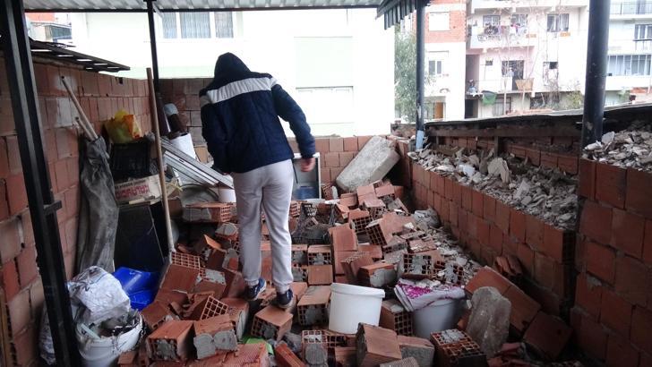 Rüzgarla yıkılan tuğla duvar teras katta ekmek yapan kadınların üzerine devrildi: 3 yaralı