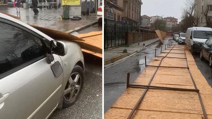 Küçükçekmece'de inşattaki paravanlar otomobilin üstüne devrildi