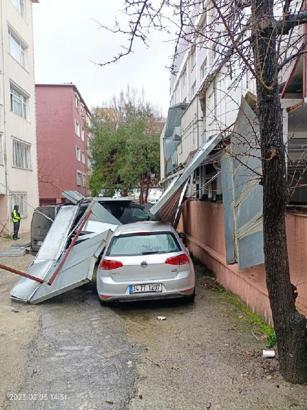 Bahçelievler'de fırtına hastane dış cephesini uçurdu