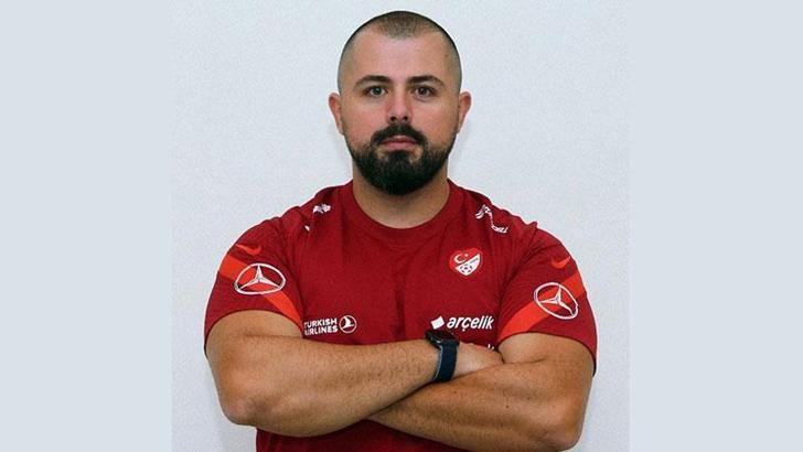 Hatayspor Antrenörü Murat Bel ve ailesi enkazdan çıkarıldı, durumları iyi