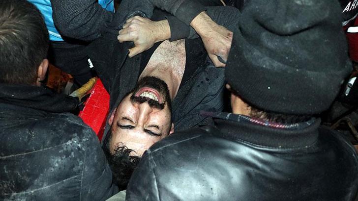 Malatya'da Fırat 19,5 saat sonra enkazdan yaralı kurtarıldı