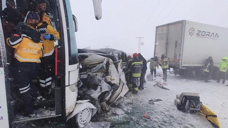 Şereflikoçhisar'da zincirleme trafik kazası: 2 ölü, 6 yaralı