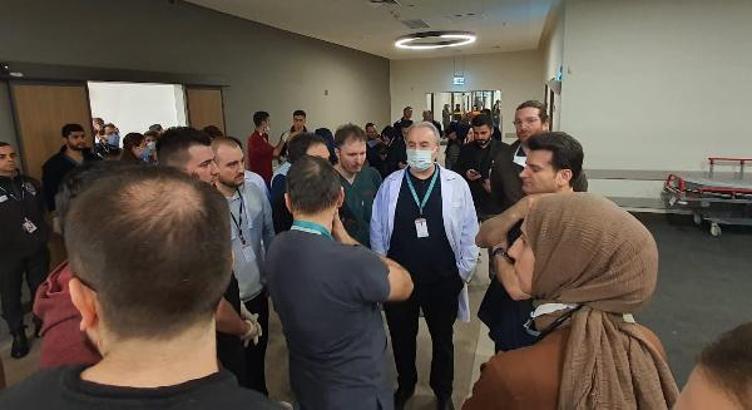 Deprem bölgesinden getirilen yaralılar Başakşehir Çam ve Sakura Şehir Hastanesi'ne sevk edildi