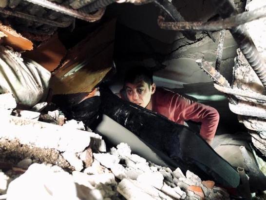 Deprem felaketinde 2'nci gün; enkaz başlarında umutlu bekleyiş (2)