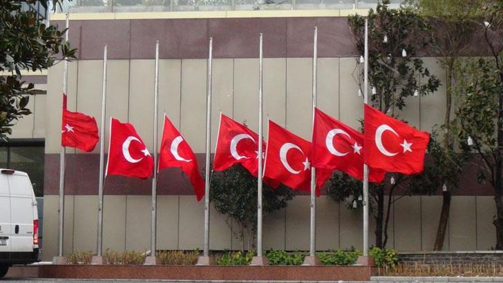 İstanbul'da bayraklar yarıya indirildi